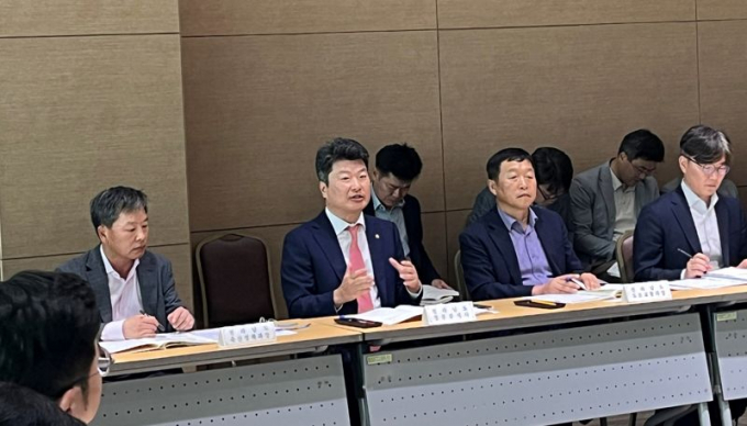 박창환 전남도 정무부지사(앞줄 왼쪽 두 번째)가 21일 '2024년 지방재정협의회'에 참석해 에너지와 우주항공 등 미래 성장 동력 마련을 위한 내년 지역 현안 사업의 국고 반영 필요성과 시급성 등을 설명하고 있다./사진=전남도 
