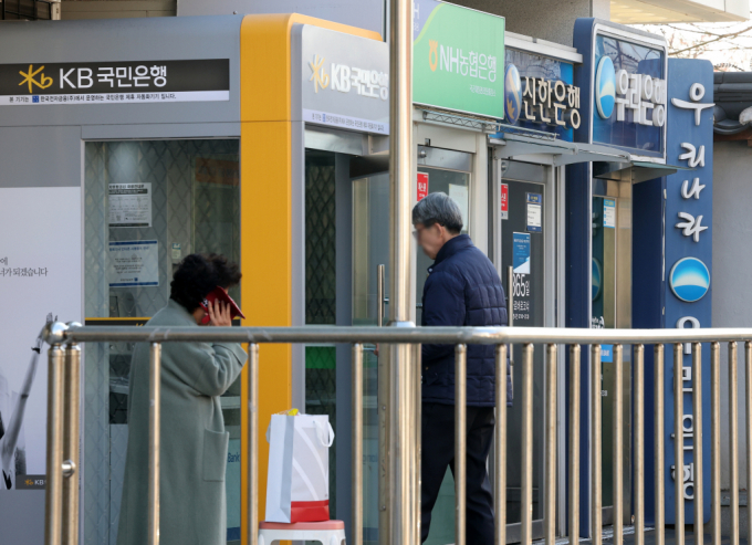 서울 시내 시중은행 ATM 기기를 이용하는 시민의 모습./사진=뉴스1