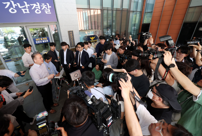 음주 뺑소니 혐의를 받는 가수 김호중이 조사를 받기 위해 21일 오후 서울강남경찰서에 비공개 출석했다. 사진은 21일 서울 강남구 강남경찰서에서 음주 뺑소니 혐의를 받는 트로트 가수 김호중이 취재진을 피해 지하주차장으로 출석한 뒤 브리핑에 나선 경찰 관계자. /사진=뉴시스