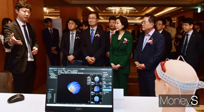 ▲강원 AI 헬스케어 부스 둘러보는 내외빈