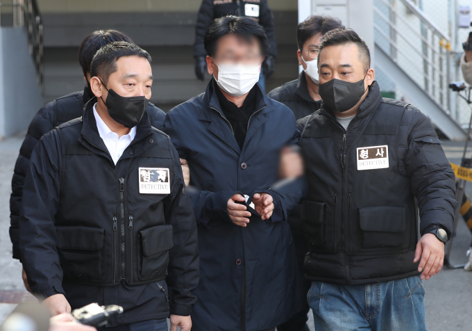 이재명 더불어민주당 대표를 살해하려 한 혐의를 받는 김모씨(67)가 징역 20년을 구형받았다. 사진은 김씨가 지난 1월 부산지방법원으로 이송되고 있는 모습. /사진=뉴스1