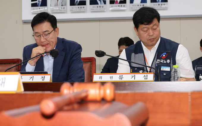 21일 세종시 정부세종청사에서 열린 최저임금위원회 제1차 전원회의에서 류기정 사용자 위원이 발언하고 있다. 오른쪽은 류기섭 근로자 위원. / 사진=뉴시스 강종민 기자 