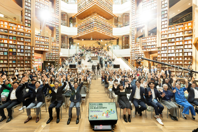  김동연 경기도지사(앞줄 왼쪽 네번째)가 21일 스타필드 수원 별마당도서관에서 열린 '기회로 여는 빛나는 미래를 위한 경기도-신세계 프라퍼티 ESG 활성화 업무협약식'에 참석해 기념촬영을 하고 있다. / 사진제공=경기도