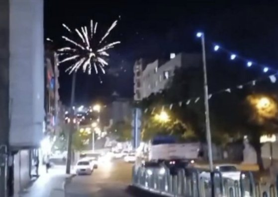 지난 20일(현지시각) 헬리콥터 추락 사고로 사망한 에브라힘 라이시 이란 대통령의 부고 소식에 이란에선 추모와 환호라는 상반된 움직임이 동시에 나타나고 있다. 사진은 지난 20일(현지시각) 사망한 라이시 대통령에 대한 상반된 반응이 일어나는 이란의 모습. /사진=뉴시스(X 캡처)