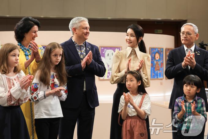 [사진] 우크라이나 아동 그림전 찾은 김건희 여사
