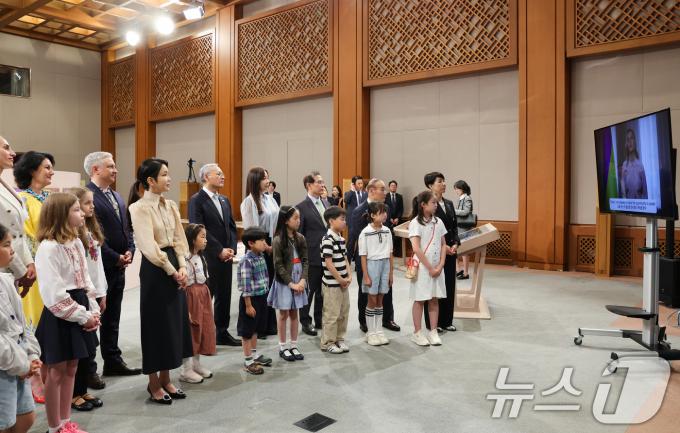 [사진] 우크라이나 영부인 영상 메시지 시청하는 김건희 여사
