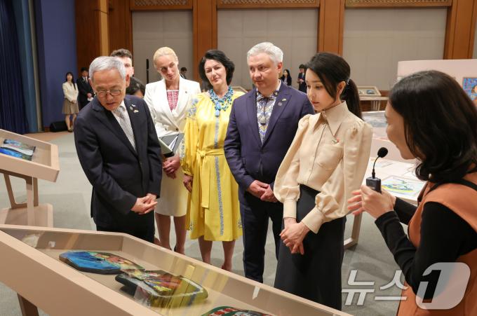 [사진] 우크라이나 아동 그림전 감상하는 김건희 여사