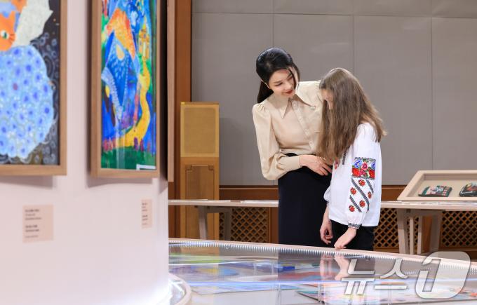 [사진] 우크라이나 아동 그림전 찾은 김건희 여사