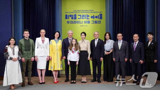 [사진] 김건희 여사 우크라이나 아동 그림전 관람