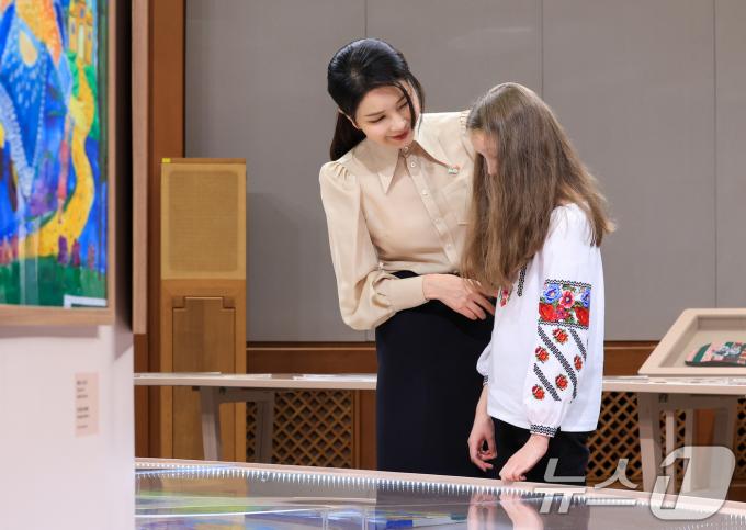 [사진] 우크라이나 어린이와 대화하는 김건희 여사