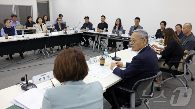 [사진] 현대미술관 직원들과 간담회 하는 유인촌 장관