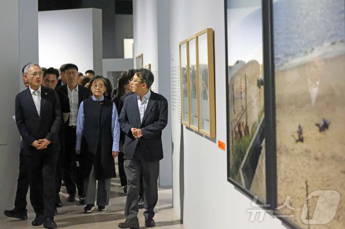 [사진] 국립현대미술관 과천관 둘러보는 유인촌 장관