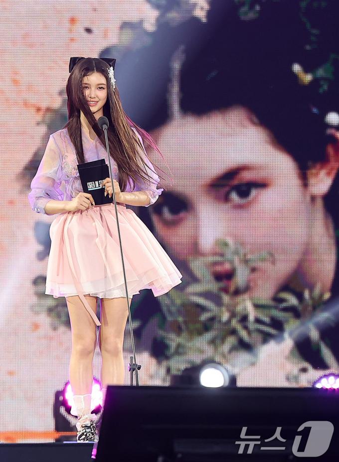 [사진] 뉴진스 다니엘, 코리아 온 스테이지의 MC