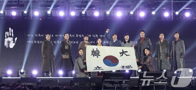 [사진] 경복궁에서 멋진 공연 펼치는 뮤지컬 '영웅' 팀