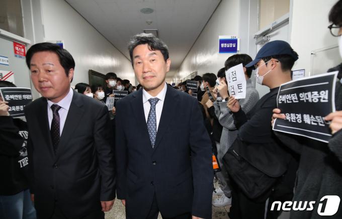 충남대학교 의대·병원 비상대책위원회 소속 교수들과 의과대학 학생들이 지난달 5일 의대 운영대학 현장간담회에 참석하기 위해 충남대병원 의과대학을 방문한 이주호 사회부총리 겸 교육부 장관에게 항의 시위를 하고 있다. /뉴스1 ⓒ News1 김기태 기자