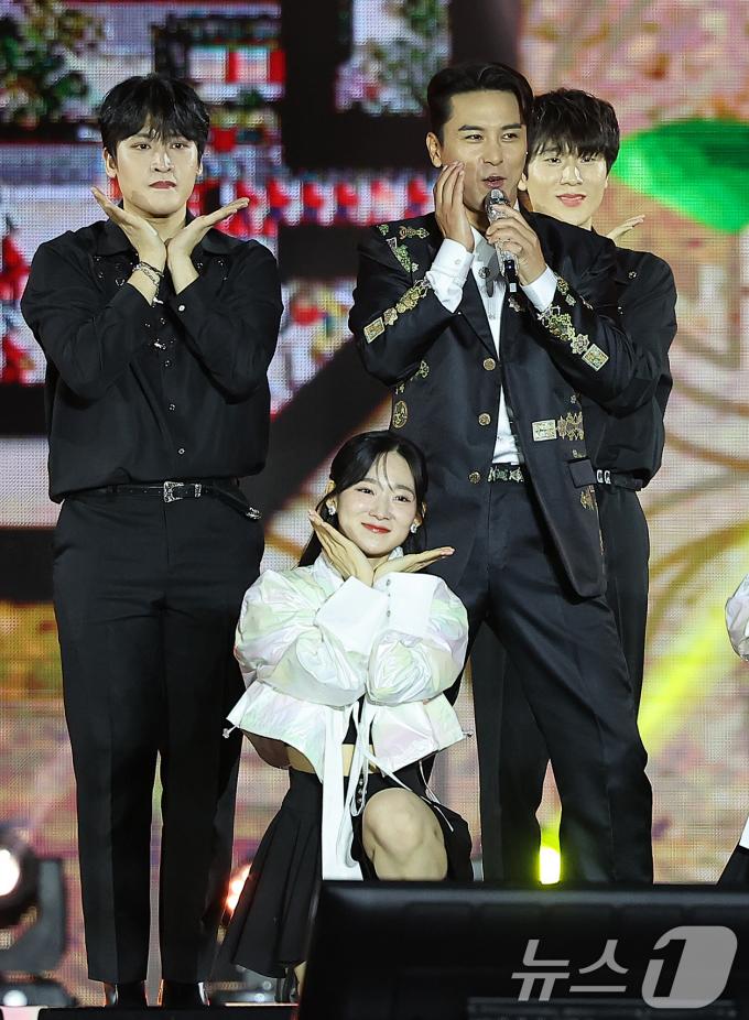 [사진] 장민호, 경복궁에서 펼치는 뜨거운 무대