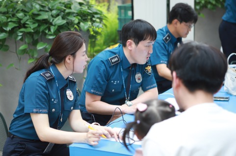 17일 서울 영등포경찰서 소속 경찰관이 여의도 더현대 서울 행사장에서 사전 지문 등록 접수를 받고 있다.(영등포경찰서 제공)