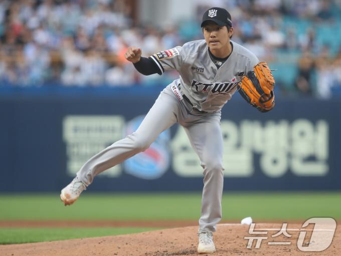 21일 오후 대구 삼성라이온즈파크에서 열린 프로야구 '2024 신한 SOL 뱅크 KBO리그' KT 위즈와 삼성 라이온즈의 경기, 1회말 KT 선발 육청명이 역투하고 있다. 2024.5.21/뉴스1 ⓒ News1 공정식 기자