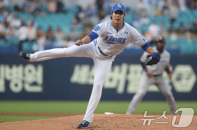 21일 오후 대구 삼성라이온즈파크에서 열린 프로야구 '2024 신한 SOL 뱅크 KBO리그' KT 위즈와 삼성 라이온즈의 경기, 1회초 삼성 선발 원태인이 역투하고 있다. 2024.5.21/뉴스1 ⓒ News1 공정식 기자