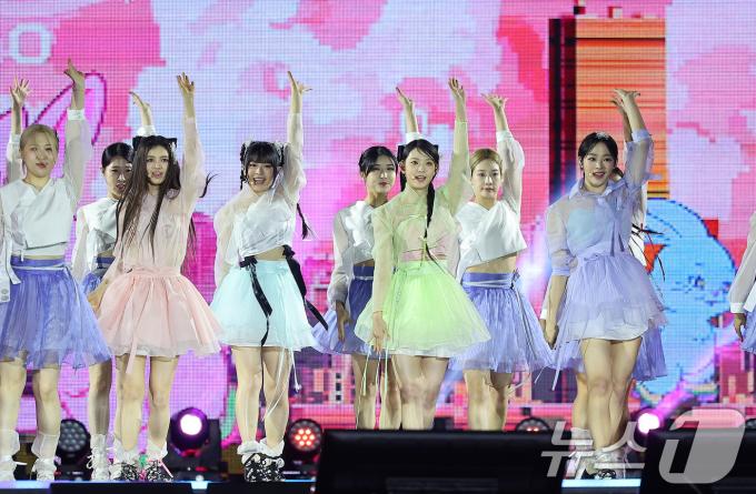 [사진] 뉴진스, 코리아 온 스테이지 무대를 화려하게 장식