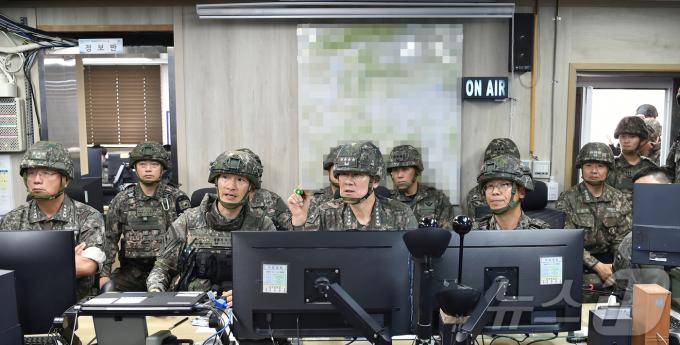 [사진] 작전 현황 보고 듣는 김명수 합참의장