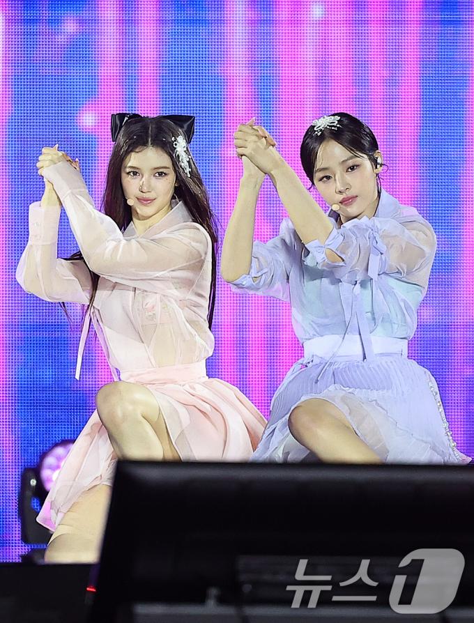 [사진] 뉴진스 다니엘·민지, 아련한 눈빛