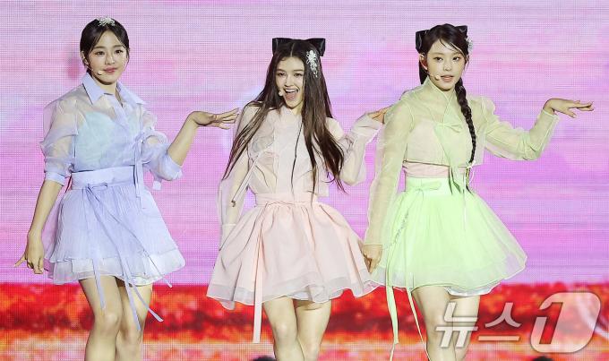 [사진] 뉴진스 민지·다니엘·해린, 차원이 다른 무대