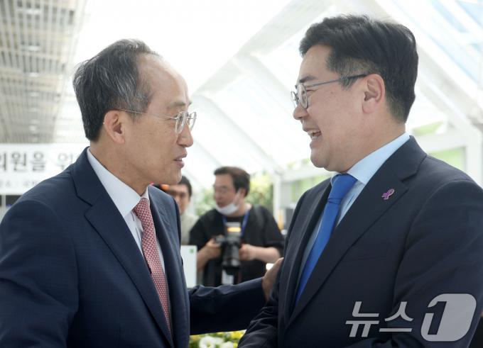 추경호 국민의힘 원내대표와 박찬대 더불어민주당 원내대표가 21일 오후 서울 의원회관에서 열린 제22대 국회 초선의원 의정연찬회 국회의장 주최 오찬에서 악수를 하고 있다. (공동취재) 2024.5.21/뉴스1 ⓒ News1 송원영 기자