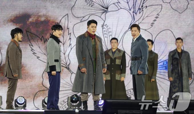 [사진] 뜨거운 무대 펼치는 뮤지컬 '영웅'