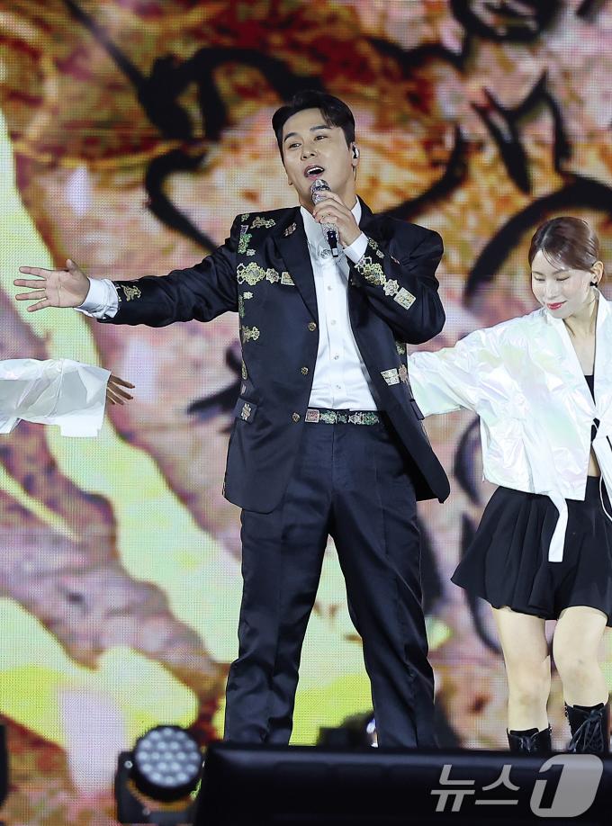 [사진] 장민호, 뜨거운 무대