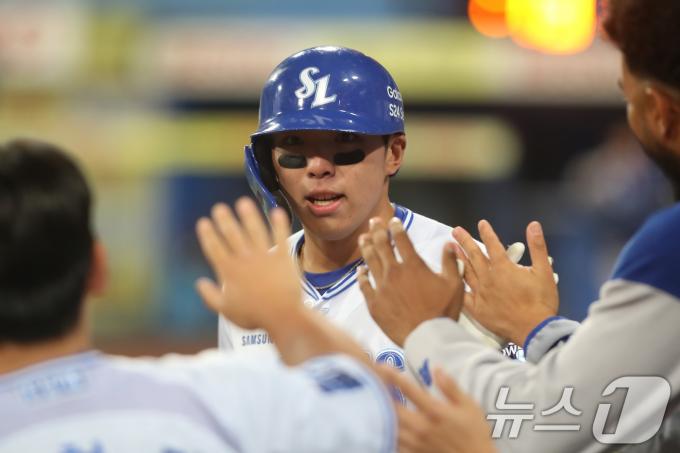 21일 오후 대구 삼성라이온즈파크에서 열린 프로야구 '2024 신한 SOL 뱅크 KBO리그' KT 위즈와 삼성 라이온즈의 경기, 8회말 1사 2,3루 상황 삼성 4번타자 김영웅이 동점 3점홈런을 때린 뒤 홈을 밟고 동료들의 축하를 받고 있다. 2024.5.21/뉴스1 ⓒ News1 공정식 기자