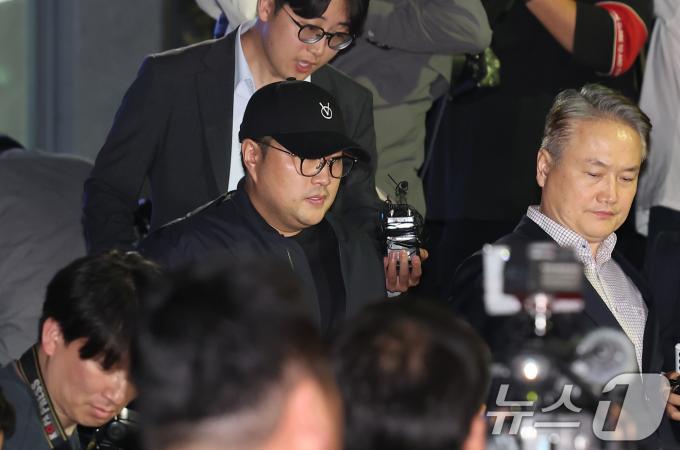 [사진] 조사 마치고 경찰서 나오는 김호중