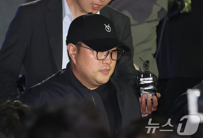 [사진] 경찰 조사 마치고 나오는 김호중
