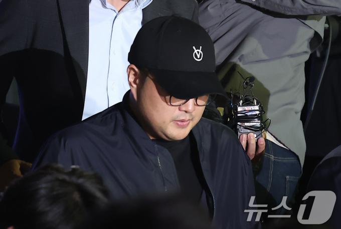 [사진] 고개 숙인 김호중