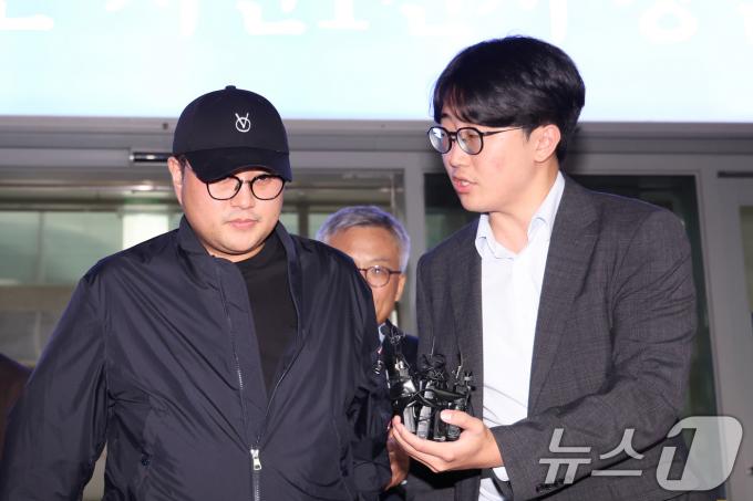 [사진] 취재진 질문 받는 김호중