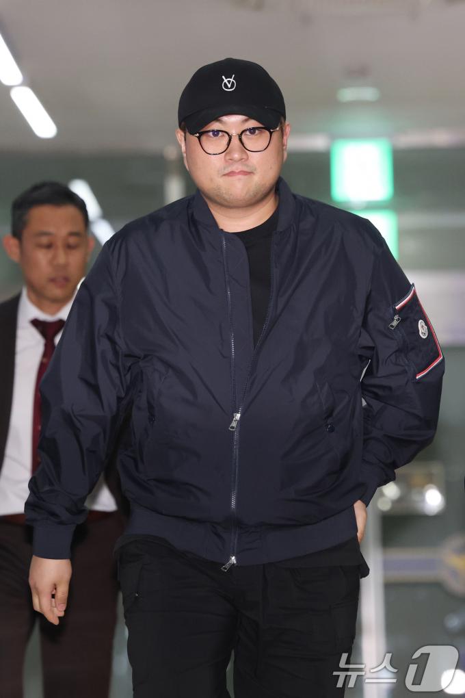 [사진] 주머니에 손 넣고 나오는 김호중