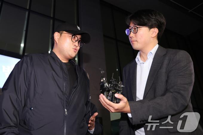 [사진] 질문에 답하는 김호중