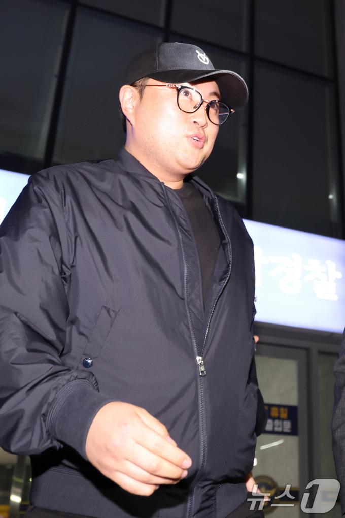 [사진] 조사 마치고 나오는 김호중