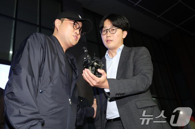 [사진] 질문에 답하는 김호중