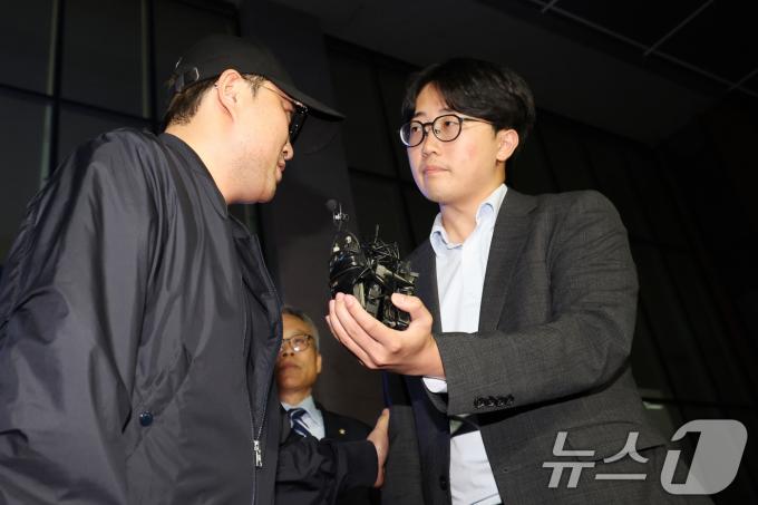 [사진] 질문에 답하는 김호중