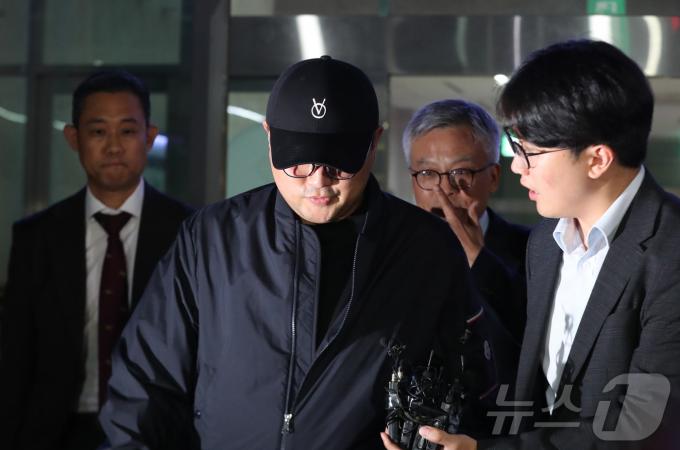 [사진] 굳은 표정으로 경찰서 나오는 김호중