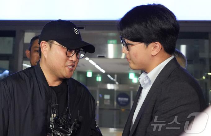 [사진] 취재진 질의 답변하는 김호중