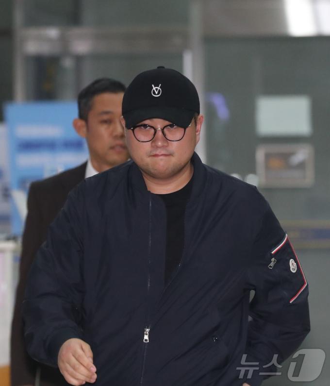 [사진] 굳은 표정으로 경찰서 나오는 김호중