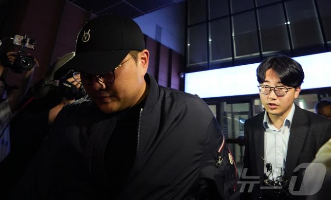 [사진] 경찰서 나오는 김호중
