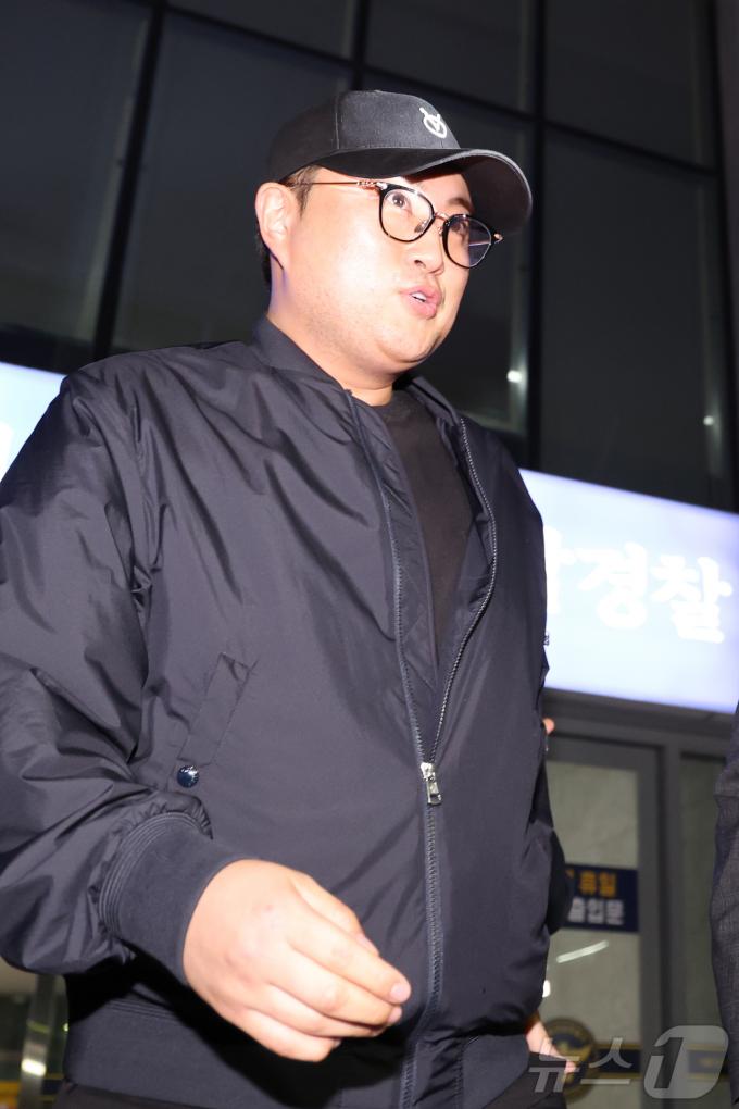 [사진] 굳은 표정으로 경찰서 나오는 김호중