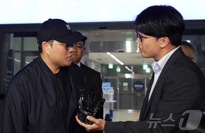 [사진] 취재진 질의 답변하는 김호중
