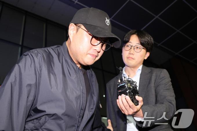 [사진] 질문 답한 뒤 고개 숙이는 김호중