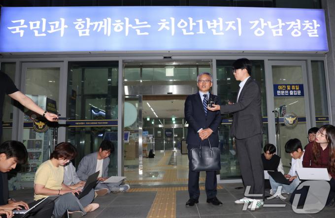 [사진] 취재진 질의 답변하는 김호중 변호인 조남관 변호사