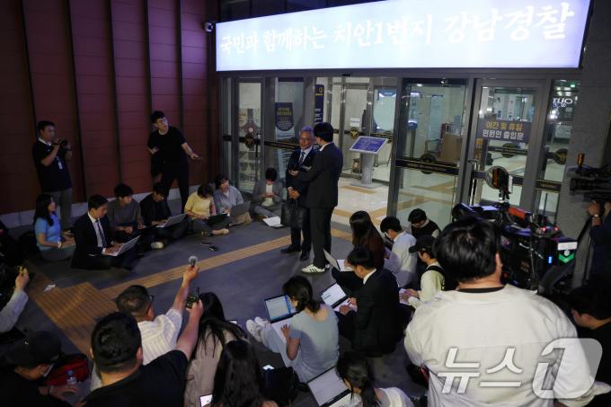 [사진] 답변하는 김호중 변호인
