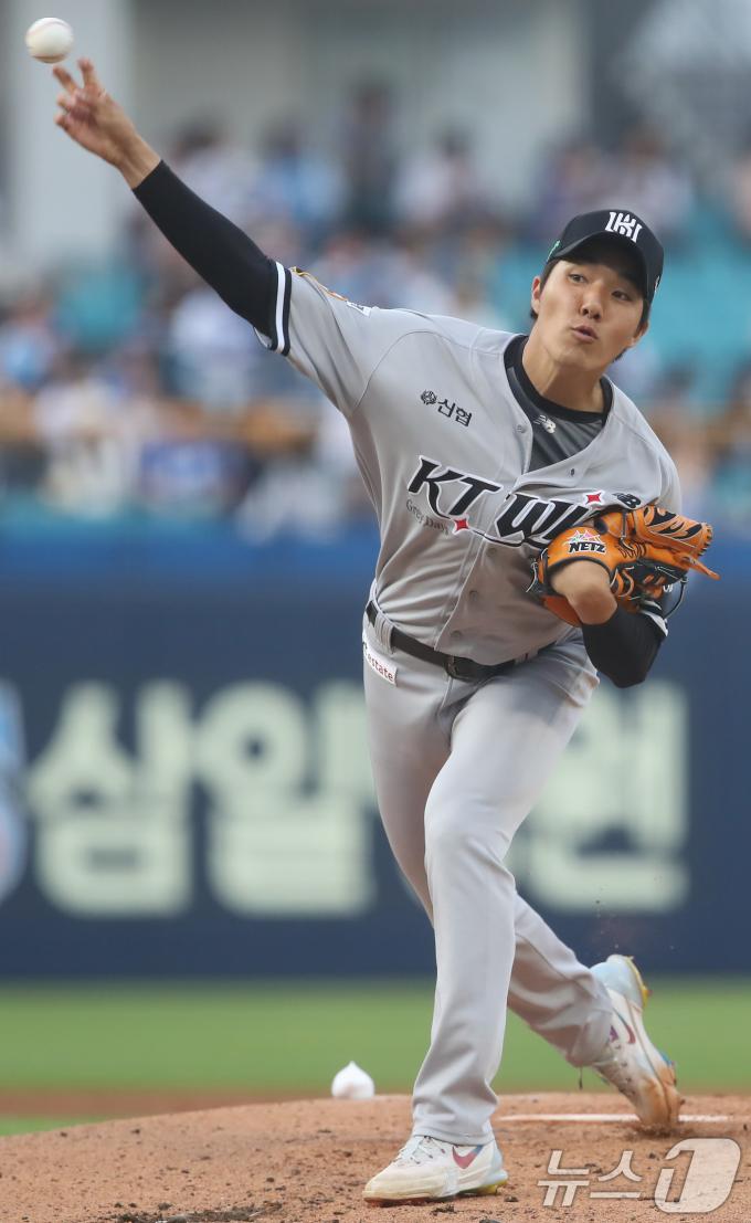 21일 오후 대구 삼성라이온즈파크에서 열린 프로야구 '2024 신한 SOL 뱅크 KBO리그' KT 위즈와 삼성 라이온즈의 경기, 1회말 KT 선발 육청명이 역투하고 있다. 2024.5.21/뉴스1 ⓒ News1 공정식 기자